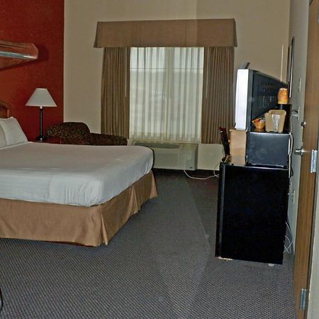 Paola Inn And Suites Εξωτερικό φωτογραφία