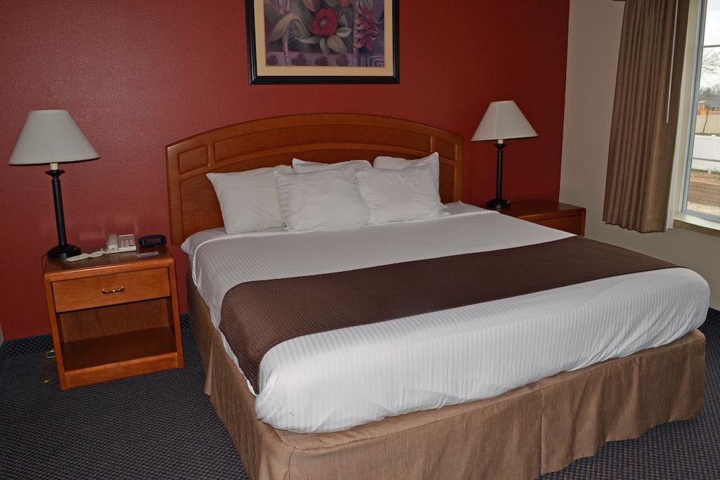 Paola Inn And Suites Δωμάτιο φωτογραφία