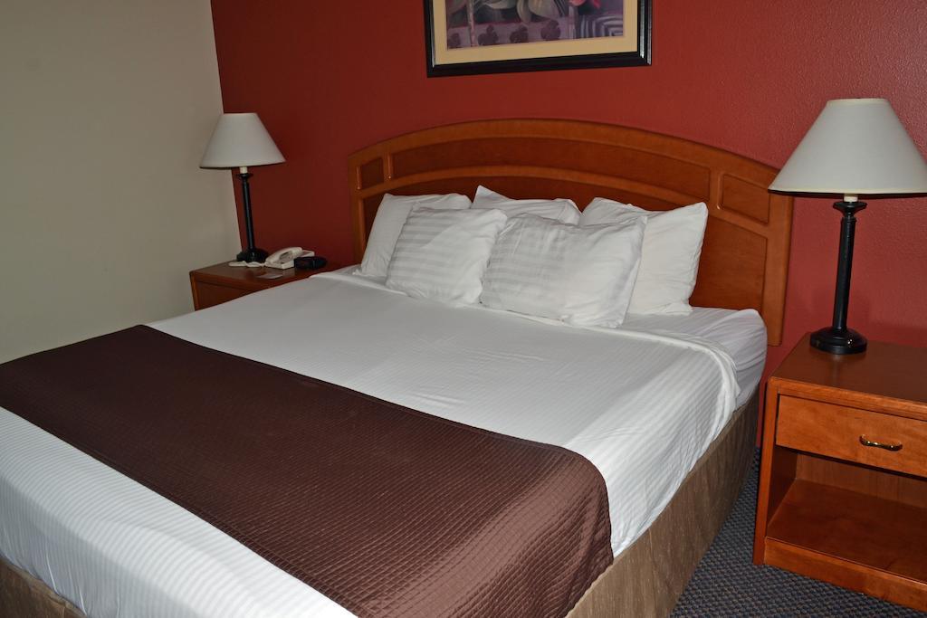 Paola Inn And Suites Δωμάτιο φωτογραφία
