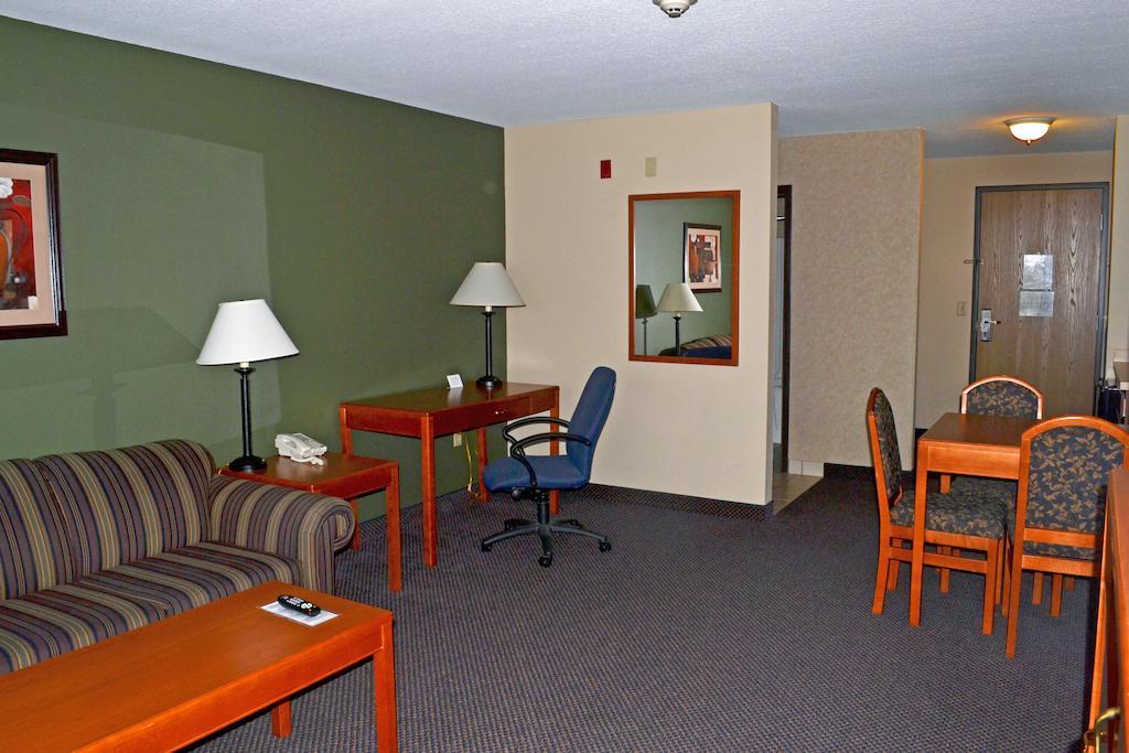 Paola Inn And Suites Δωμάτιο φωτογραφία