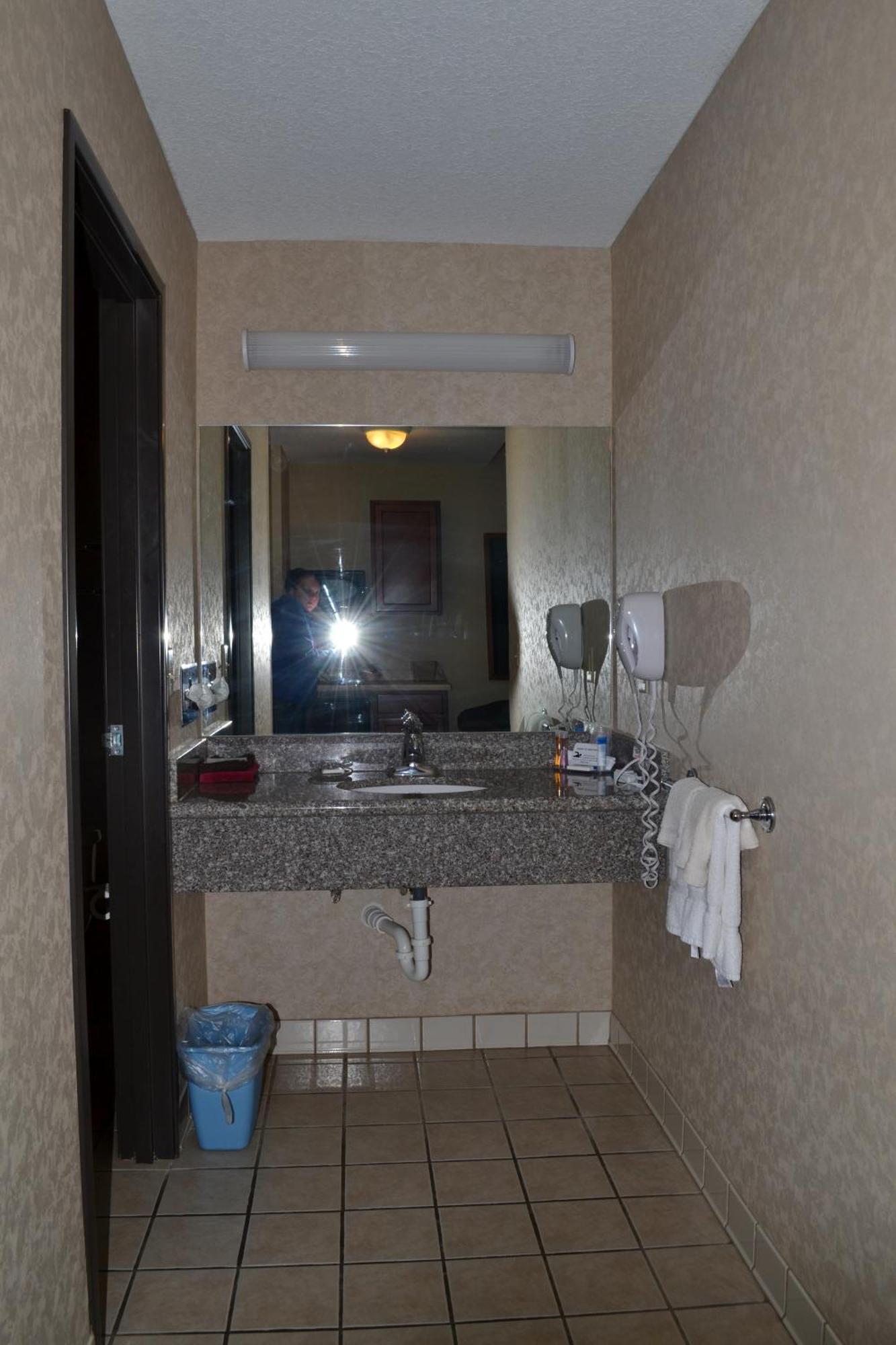 Paola Inn And Suites Εξωτερικό φωτογραφία