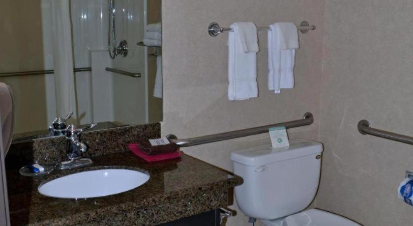 Paola Inn And Suites Εξωτερικό φωτογραφία