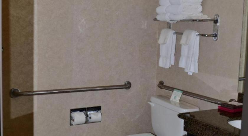 Paola Inn And Suites Εξωτερικό φωτογραφία