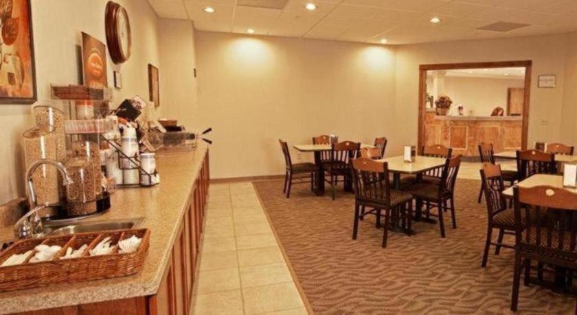Paola Inn And Suites Εξωτερικό φωτογραφία