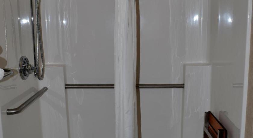 Paola Inn And Suites Εξωτερικό φωτογραφία