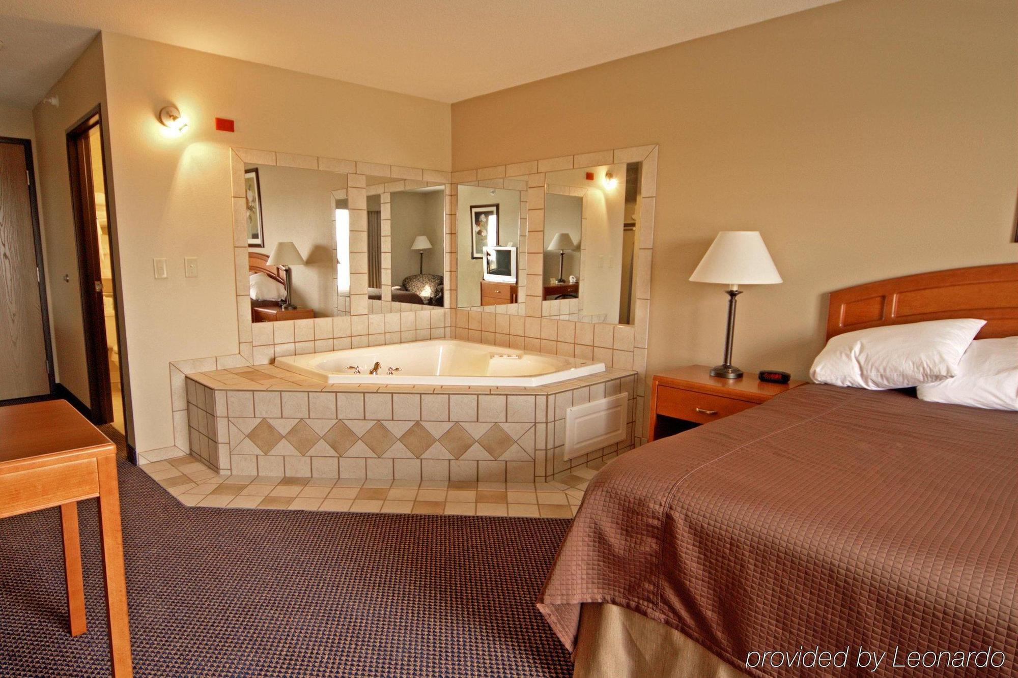 Paola Inn And Suites Δωμάτιο φωτογραφία
