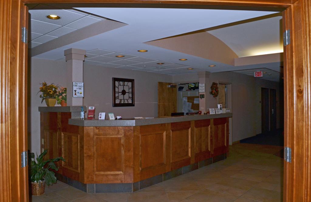 Paola Inn And Suites Εξωτερικό φωτογραφία