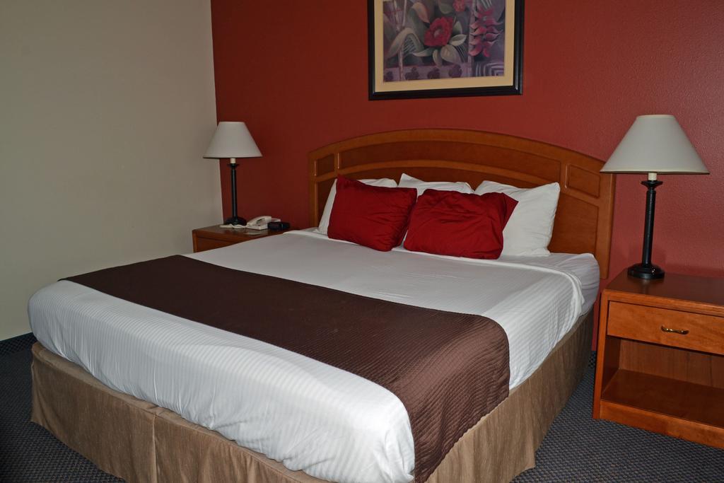 Paola Inn And Suites Εξωτερικό φωτογραφία