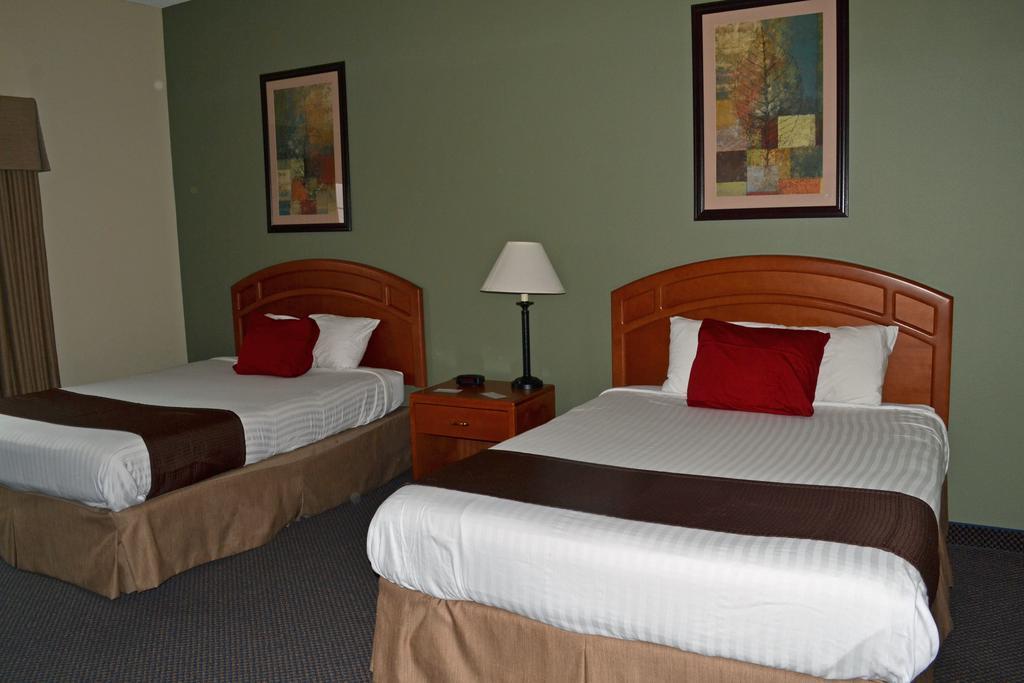 Paola Inn And Suites Εξωτερικό φωτογραφία
