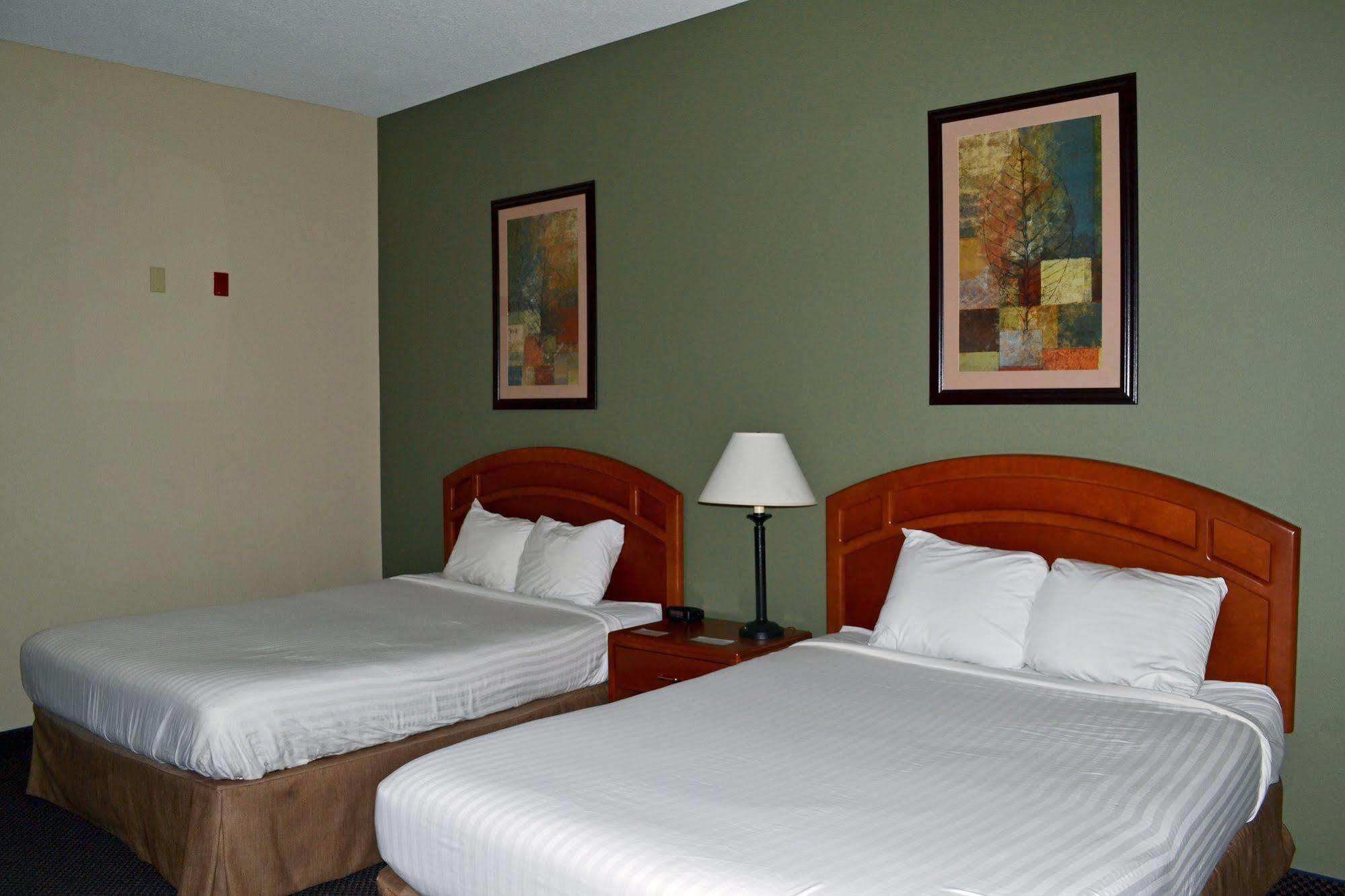 Paola Inn And Suites Εξωτερικό φωτογραφία