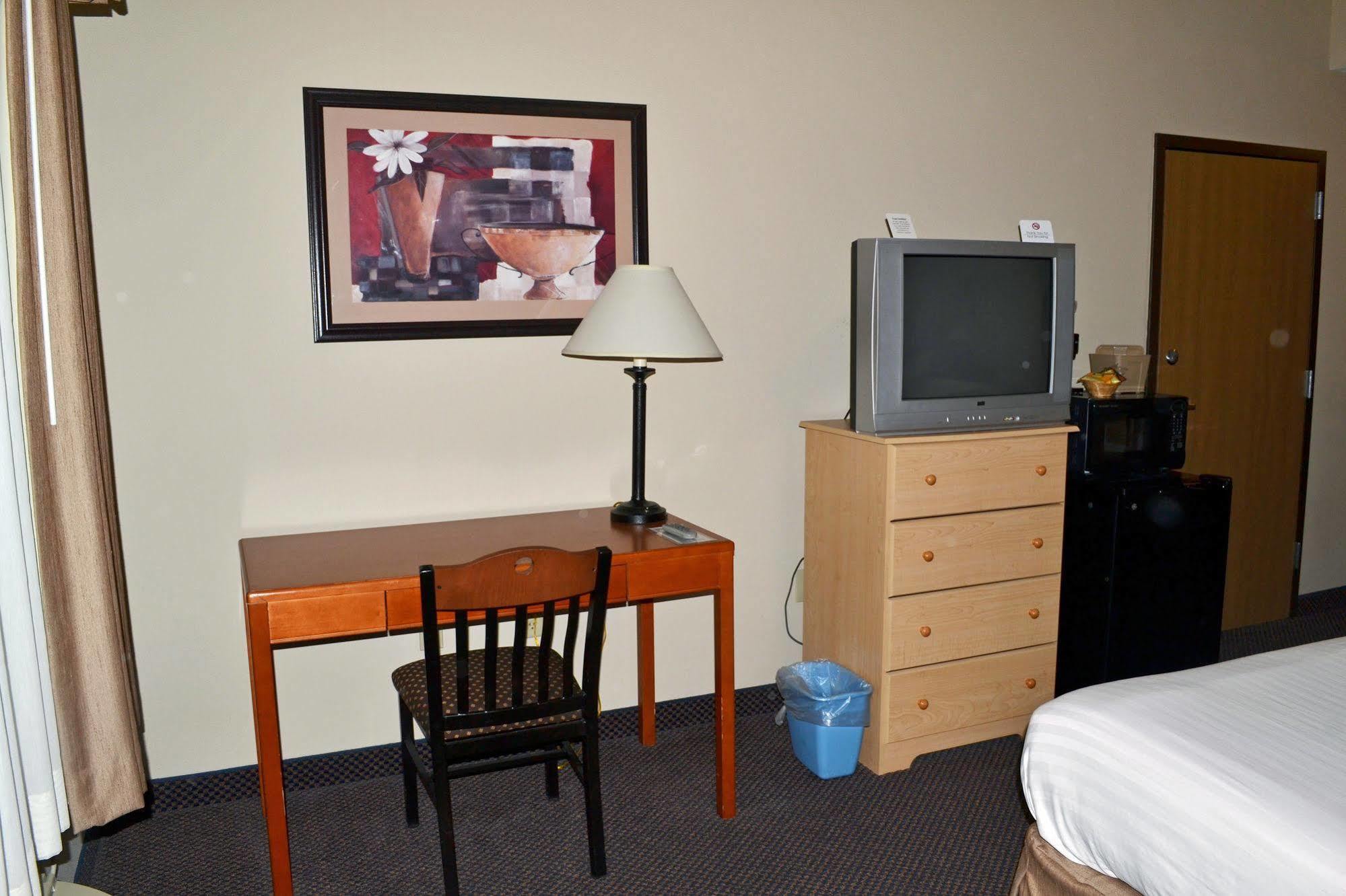 Paola Inn And Suites Εξωτερικό φωτογραφία