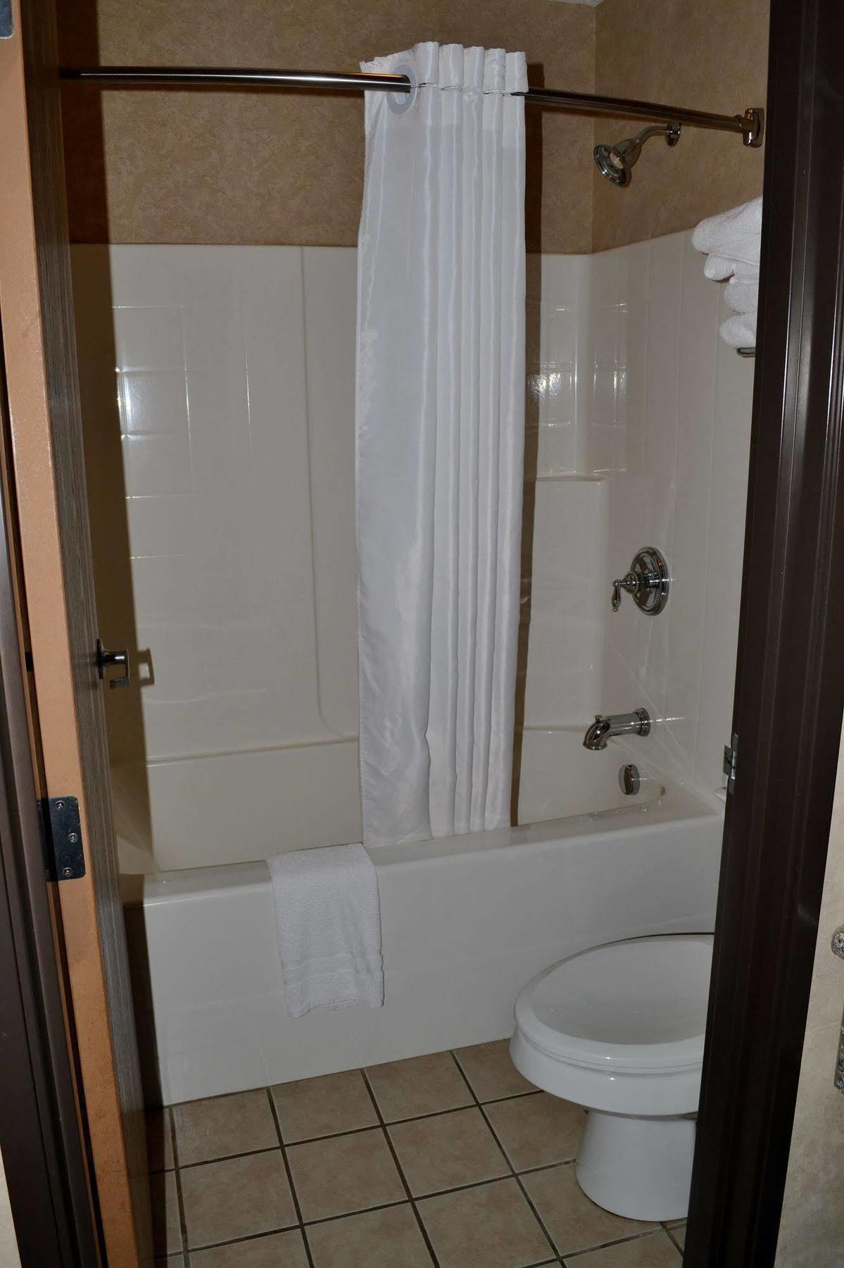 Paola Inn And Suites Εξωτερικό φωτογραφία
