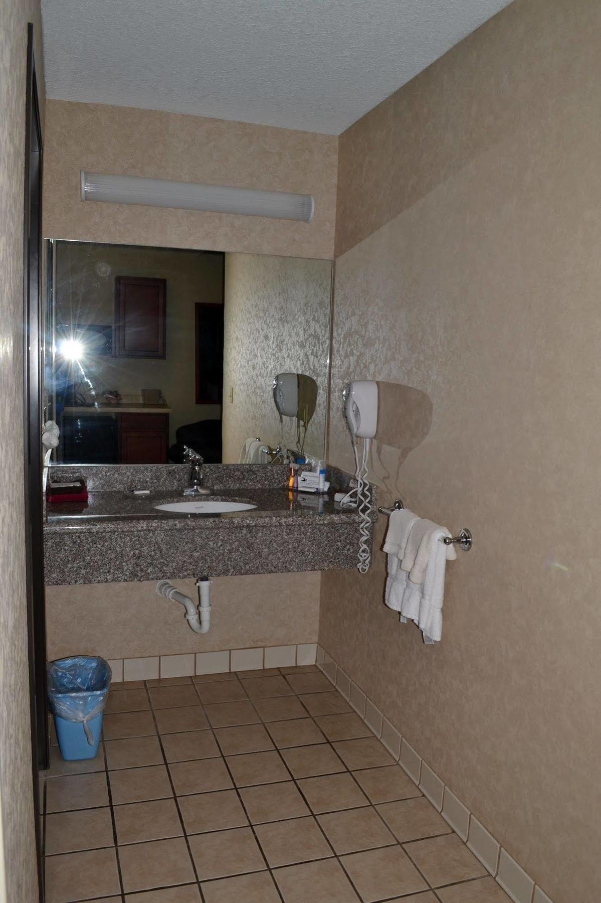 Paola Inn And Suites Εξωτερικό φωτογραφία