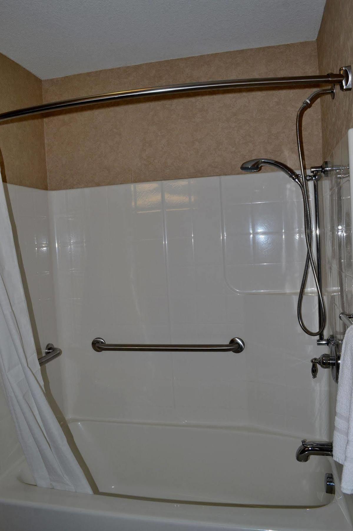 Paola Inn And Suites Εξωτερικό φωτογραφία