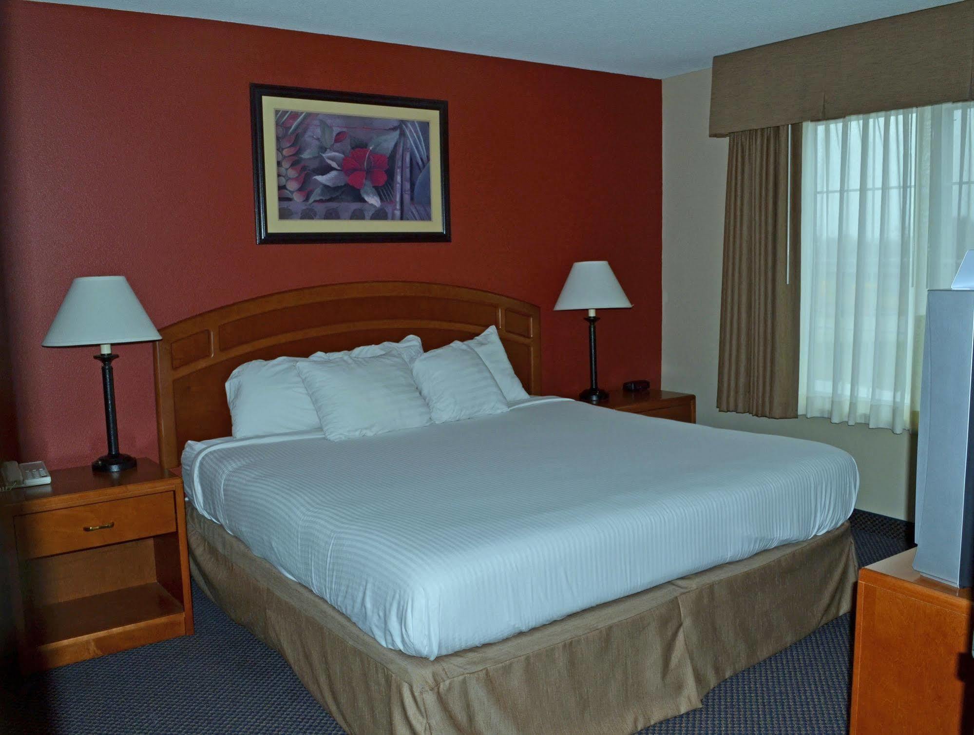 Paola Inn And Suites Εξωτερικό φωτογραφία