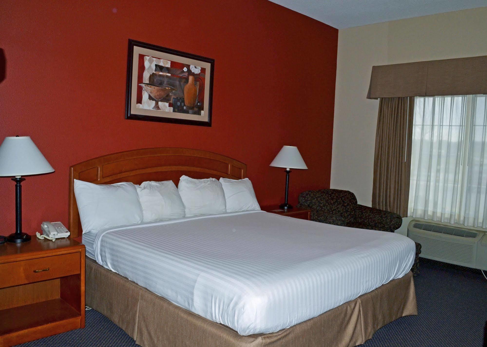 Paola Inn And Suites Εξωτερικό φωτογραφία