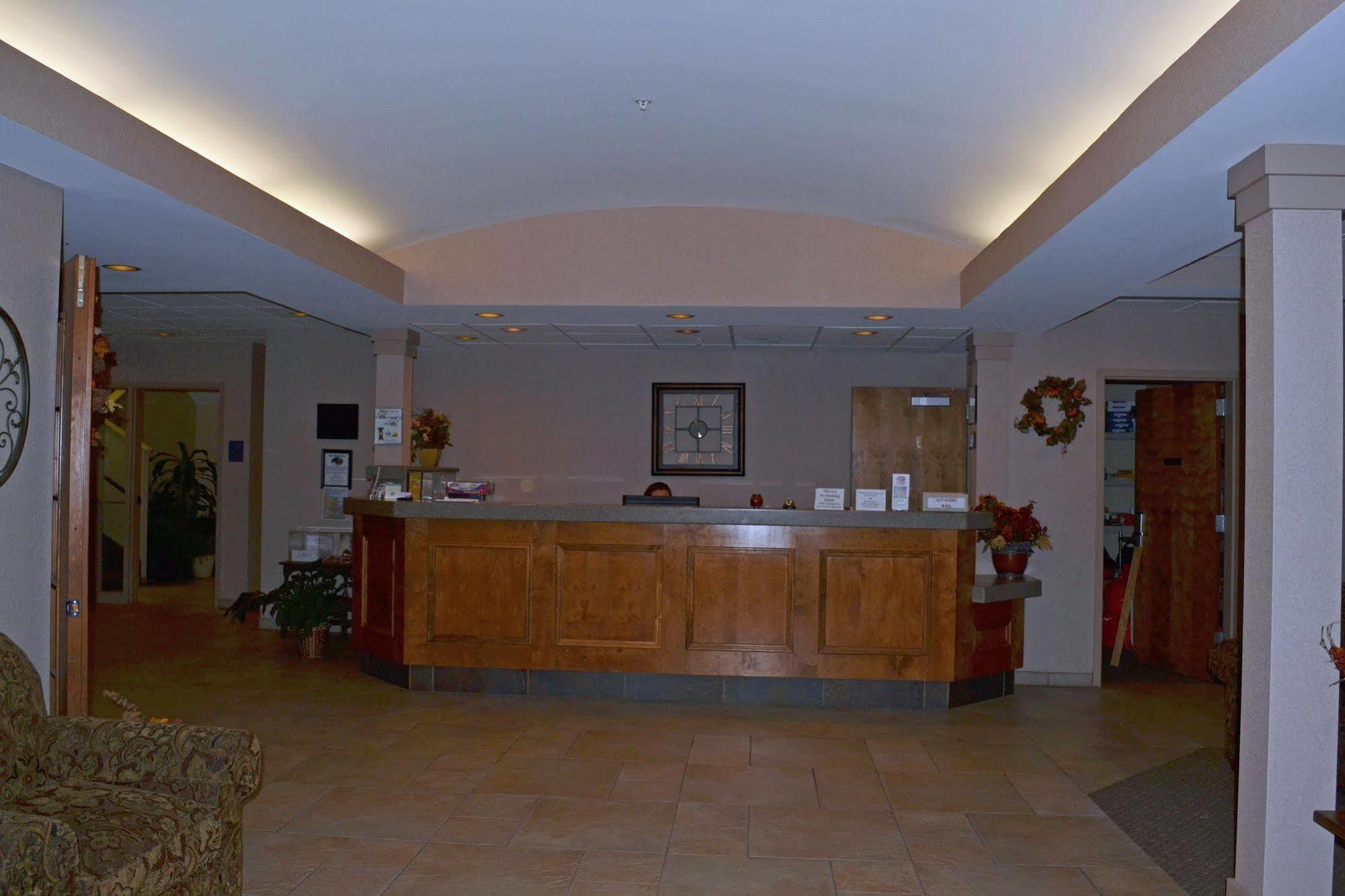 Paola Inn And Suites Εξωτερικό φωτογραφία