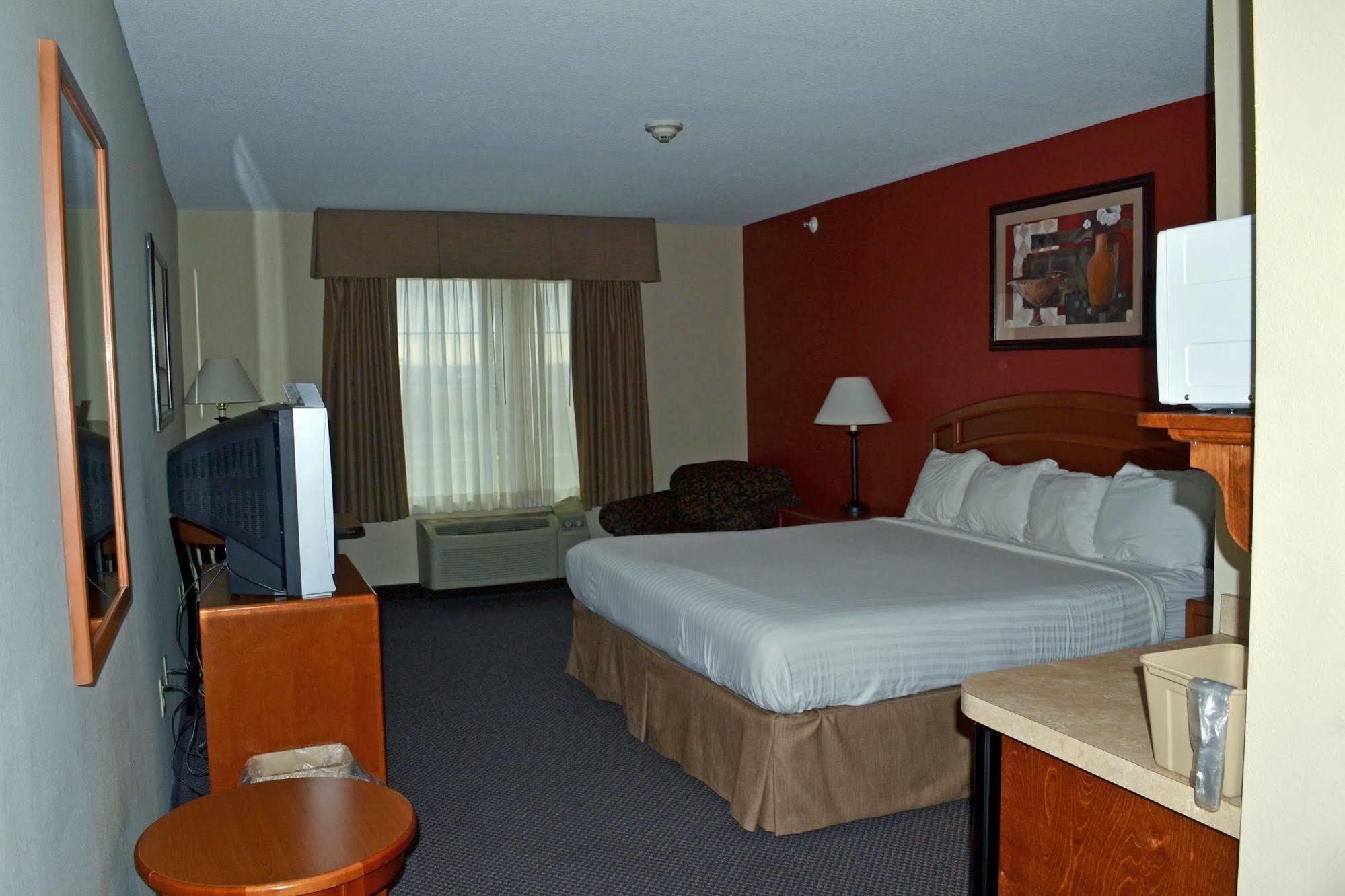 Paola Inn And Suites Εξωτερικό φωτογραφία