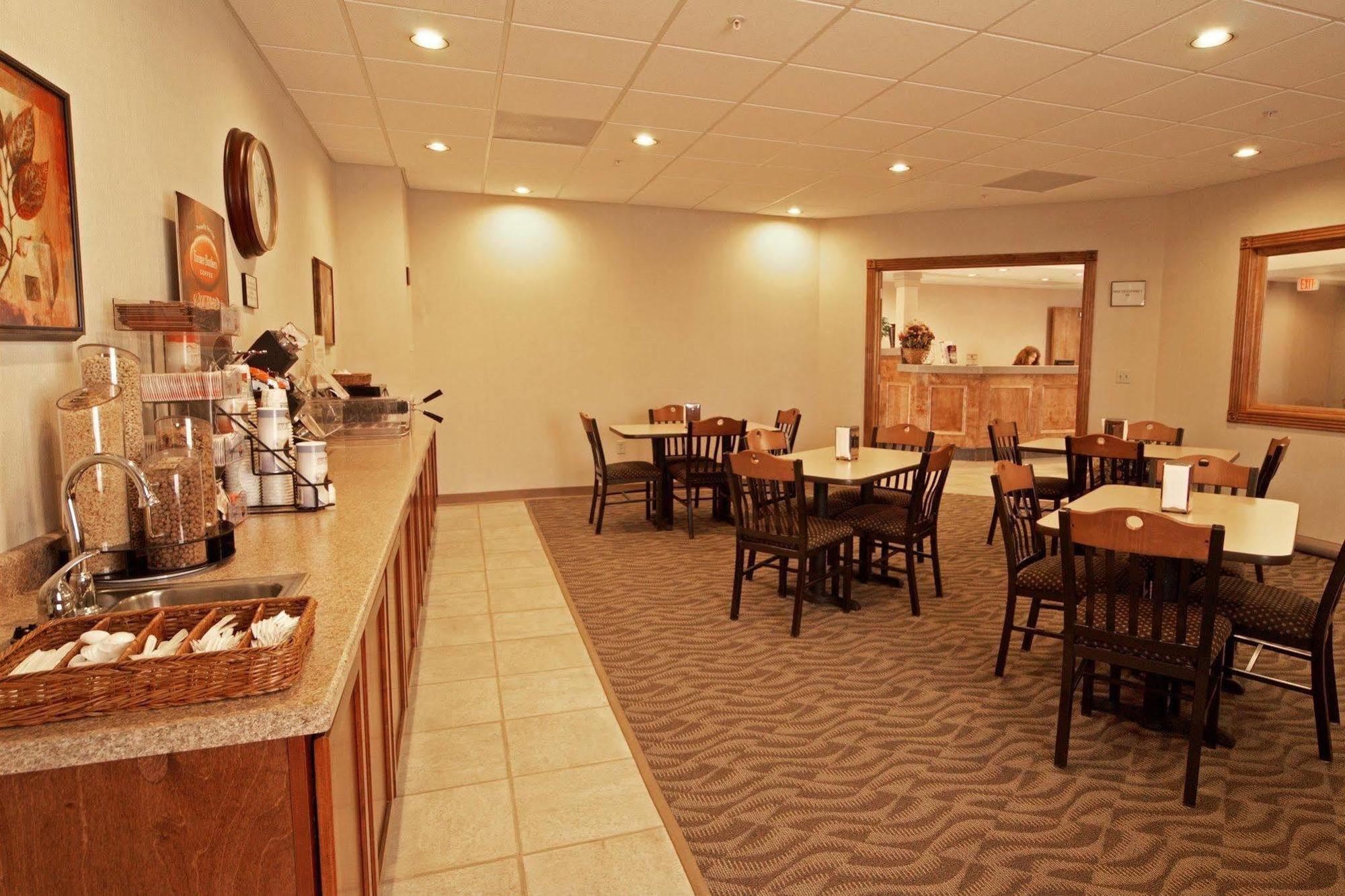 Paola Inn And Suites Εξωτερικό φωτογραφία