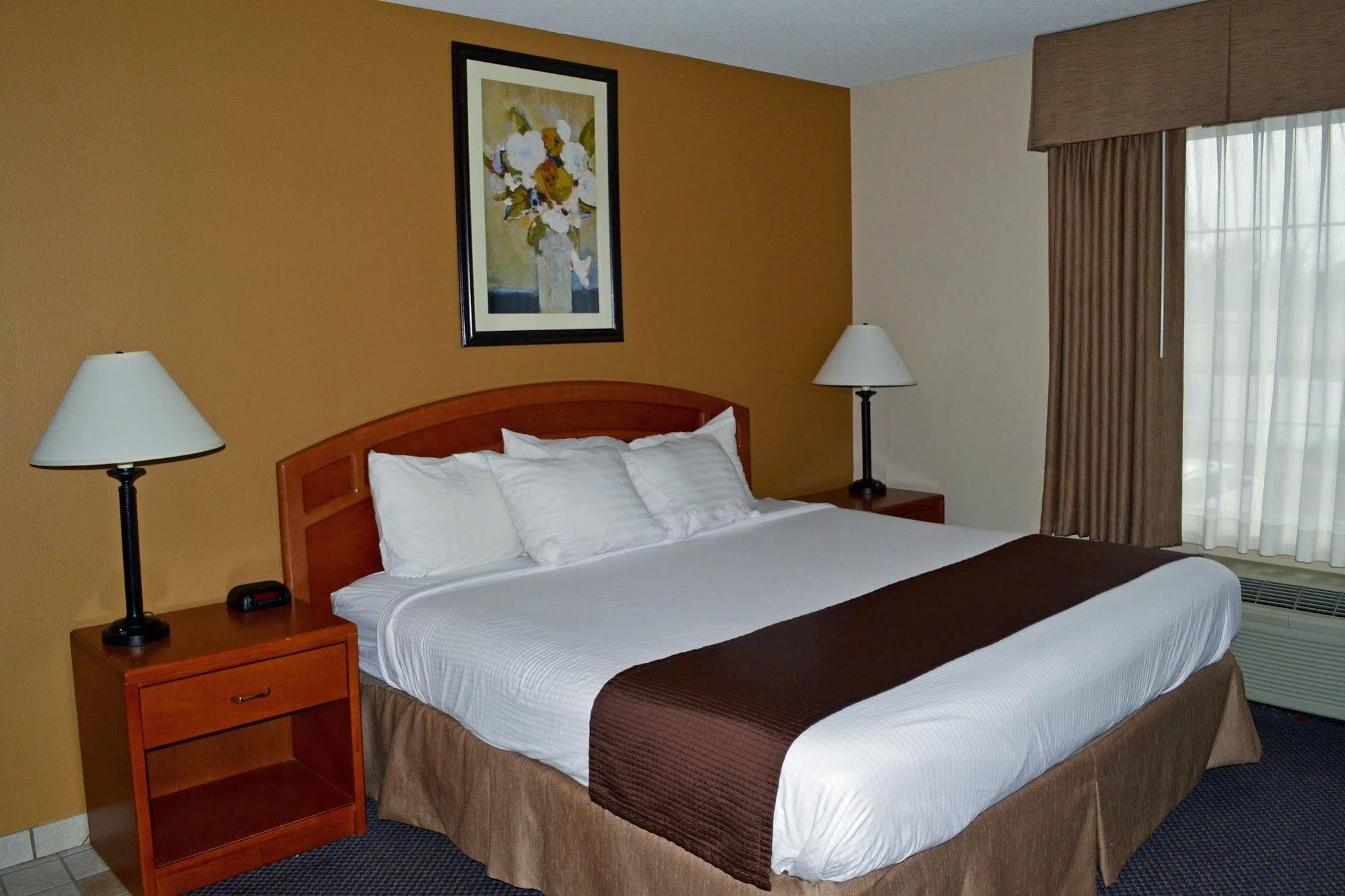 Paola Inn And Suites Εξωτερικό φωτογραφία