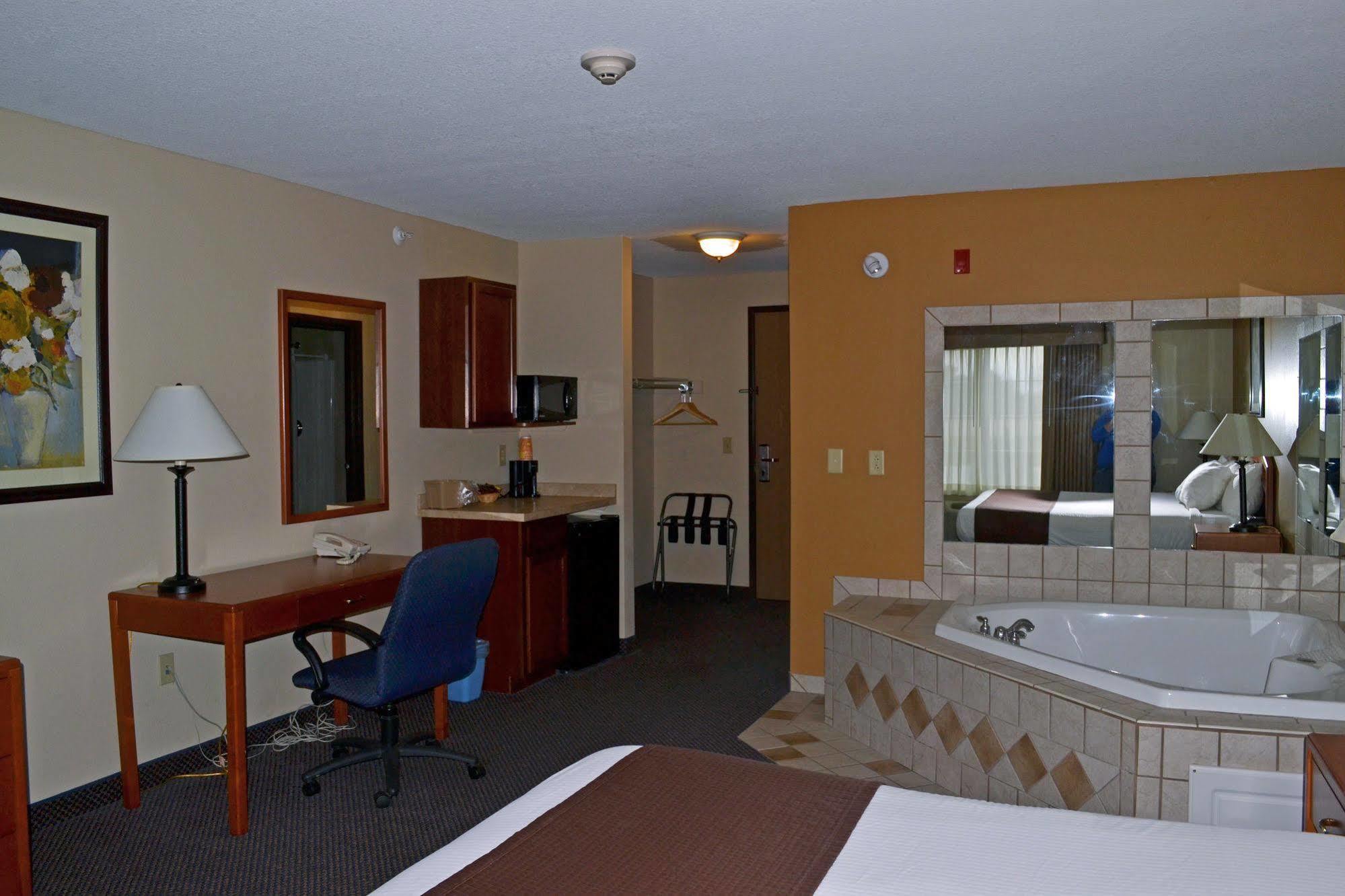 Paola Inn And Suites Εξωτερικό φωτογραφία