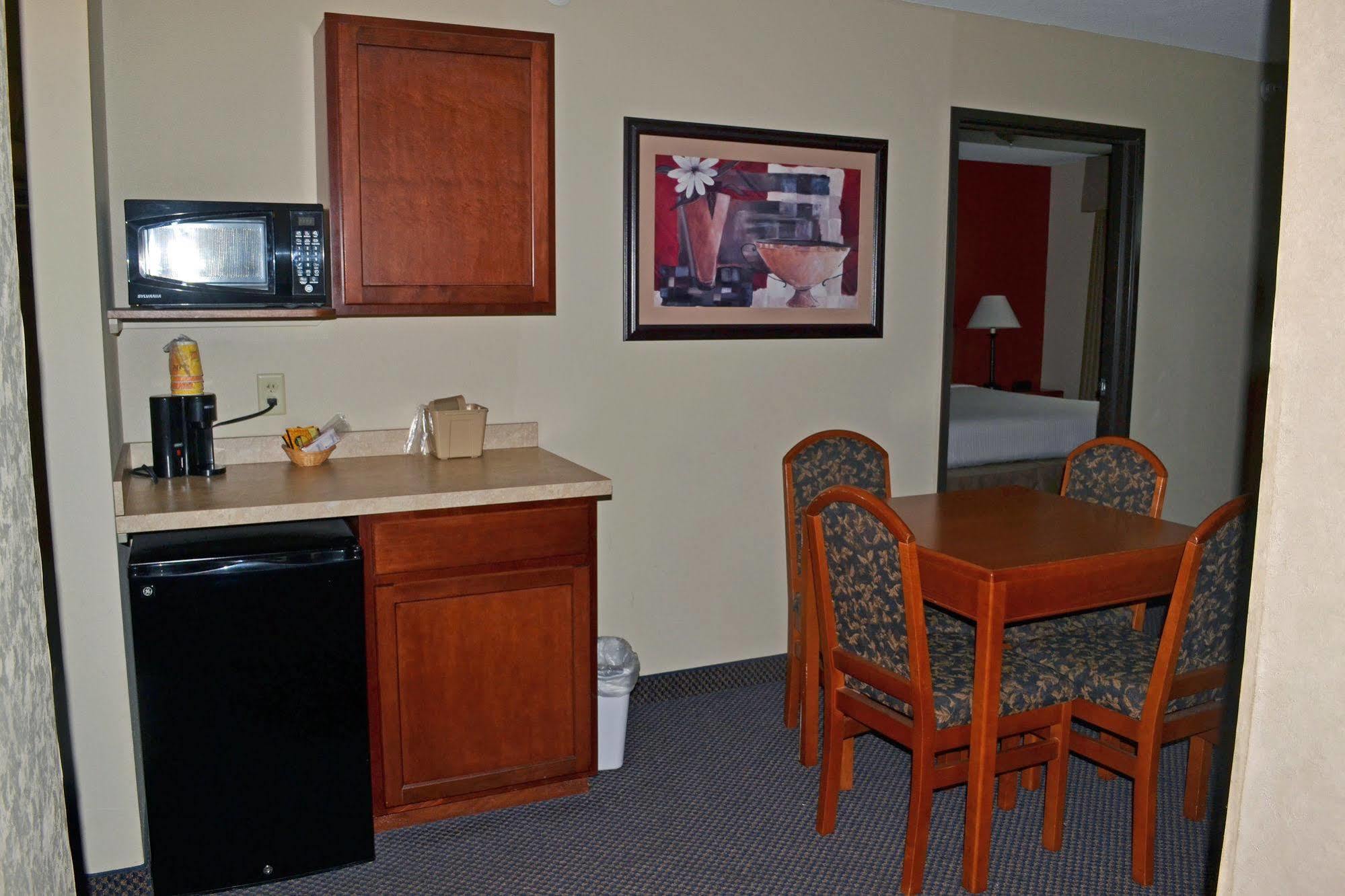 Paola Inn And Suites Εξωτερικό φωτογραφία